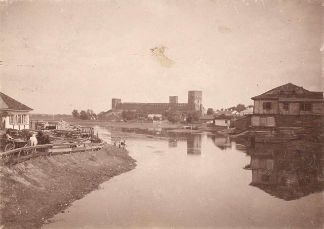 Будинок Шварцмана ліворуч. Територія захаращена