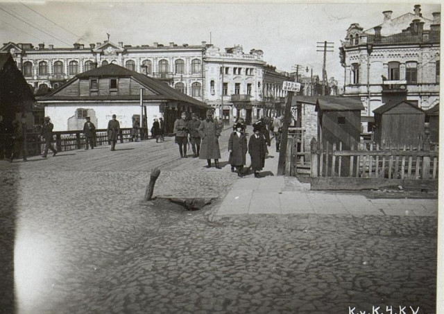 Бруківка на перетині нинішніх вулиць Братковського та Данила Галицького. На фото - Братський міст. Видно канавку для стікання води. Фото часів Першої світової війни. З Австрійської національної бібліотеки