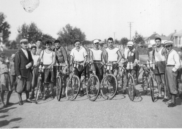 Група велосипедистів під час змагань на Волині