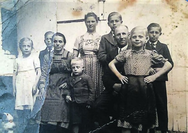 Домініка Залуська в роки війни (в центрі)