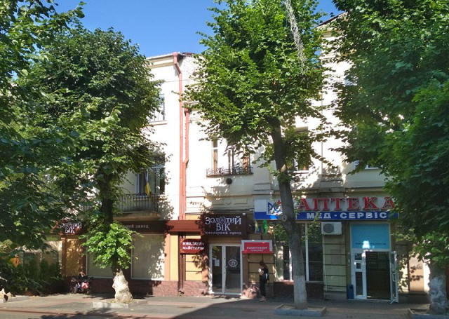 На цьому фото видно, що вхід в магазин відбувається з іншого будинку