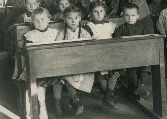 Учні української школи у Володимирі-Волинському, 1916 р.