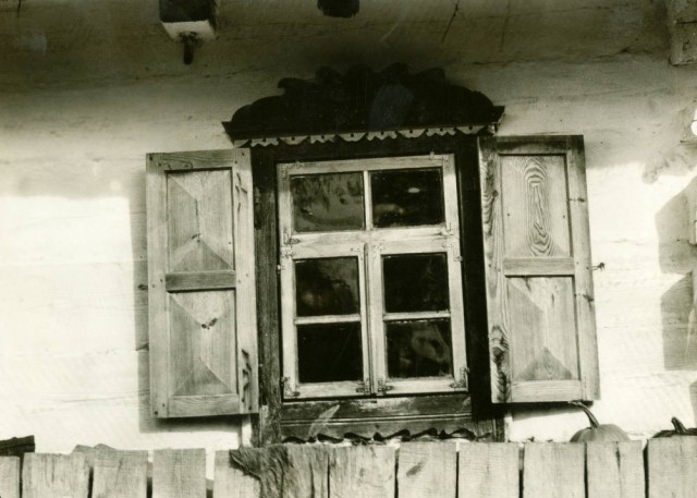Вікно в місцевій хаті