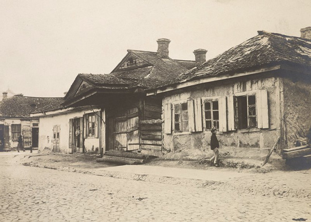 Фрагмент забудови вулиці Кафедральної хоч і мав колорит старовини, ніяк не пасував історичній частині воєводського міста