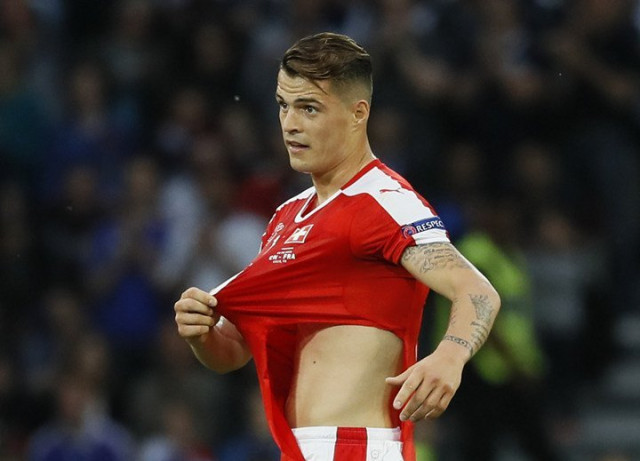 Смикати швейцарців за футболки не можна! Вони рвуться...