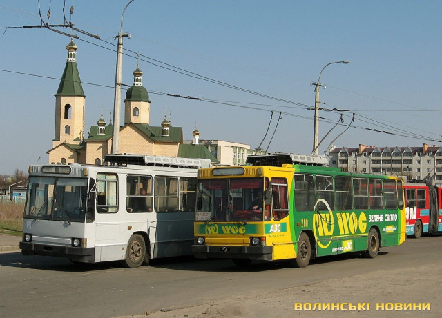 «ЮМЗ-Т2» в оточені довгих побратимів