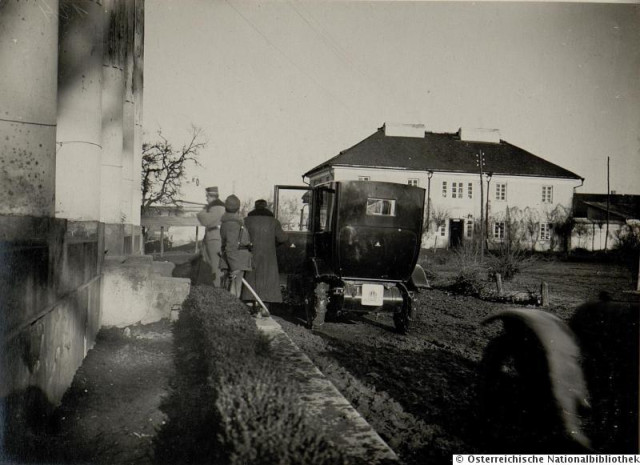 Солдати австрійської армії біля палацу в Острожці, 1916 р.