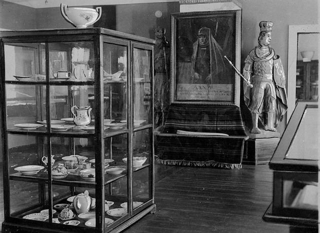 У Волинському музеї, фото 1930-х. Фото з Національного цифрового архіву Польщі