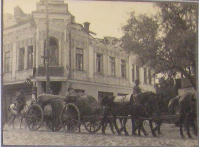 Пошкоджений будинок на центральній вулиці (тепер Лесі Українки)