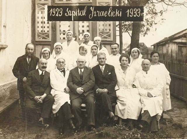 Десятиліття нової якісної ери завдяки Рафаловському. Фото групи лікарів біля шпиталю