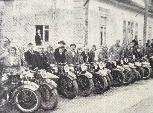 Учасники цього ралі фотографуються в Луцьку