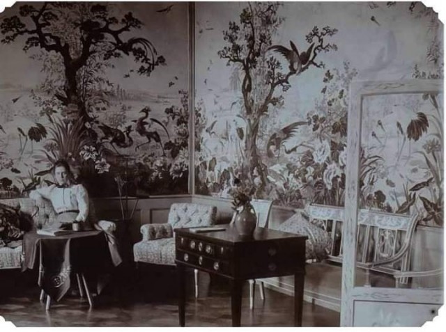 Вигляд «Китайського салону», Олика. Фото початку ХХ ст. На світлині – Марія Малгожата Радзивіл-Потоцька.