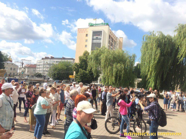 В центрі Луцька люди протестують проти смороду у місті 4