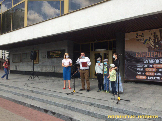 В центрі Луцька люди протестують проти смороду у місті 2