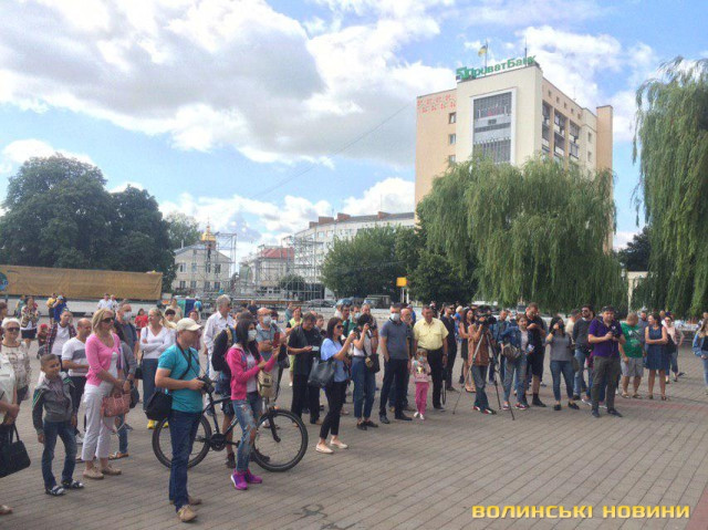 В центрі Луцька люди протестують проти смороду у місті 3