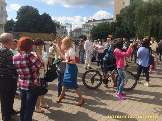 В центрі Луцька люди протестують проти смороду у місті 5