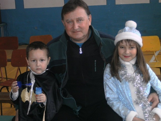 Командир екіпажу аварійного бомбардувальника, майор Військово-Повітряних Сил у відставці Олег Герун з дітьми.