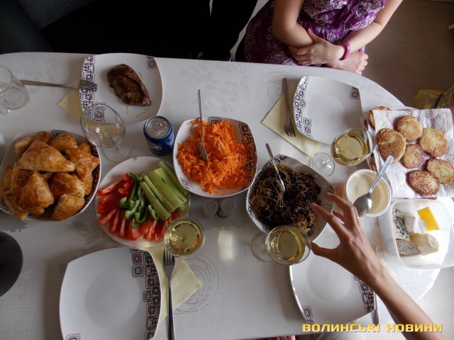 Святковий стіл. Самса, деруни, корейська лапша, тірамісу