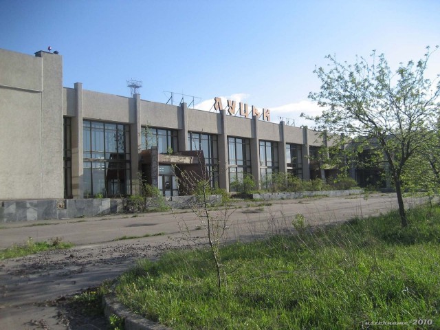 Закинутий термінал Луцького цивільного аеропорту поблизу села Крупа Луцького району