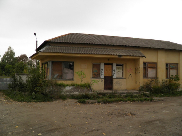 Прохідна закинутого військового містечка на вулиці Привокзальній