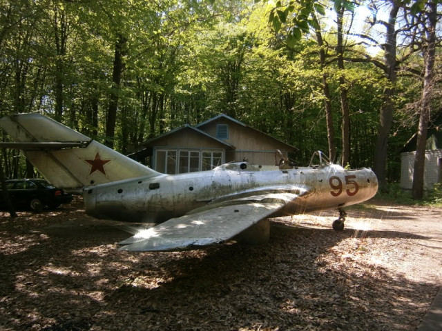Винищувач МіГ 15УТИ на території одного з дитячих таборів відпочинку поблизу села Гаразджа Луцького району