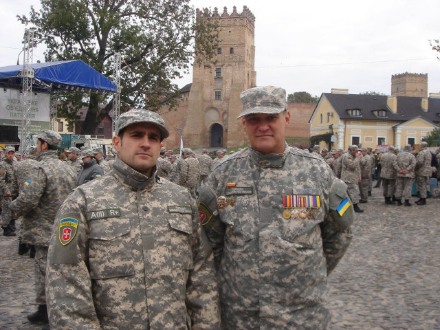 Олег Твердохліб - праворуч