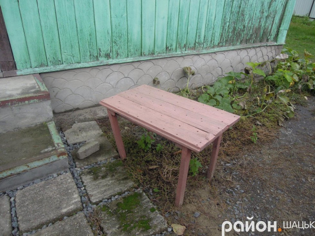 Саме на цьому столику стояла скляна банка з пожертвою на храм