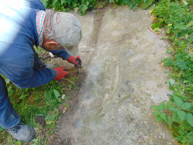 Плита з імовірним гербом Мйончинських
