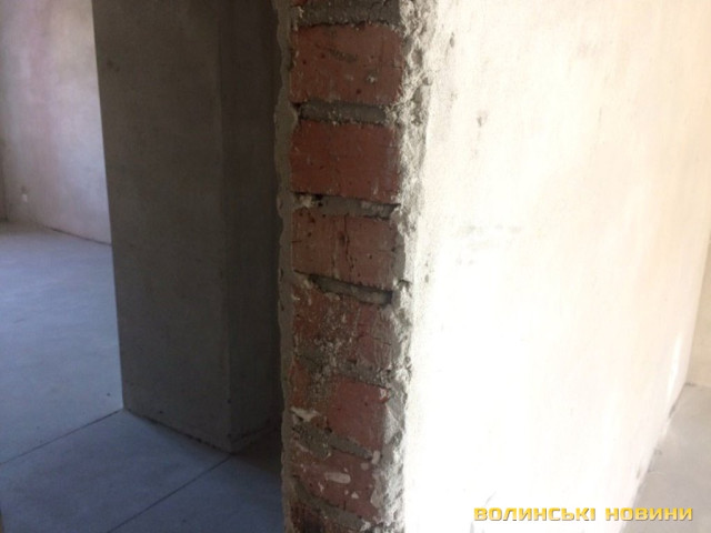 Навіть будуючи перестінки тут не економлять і кладуть цеглу не на ребро