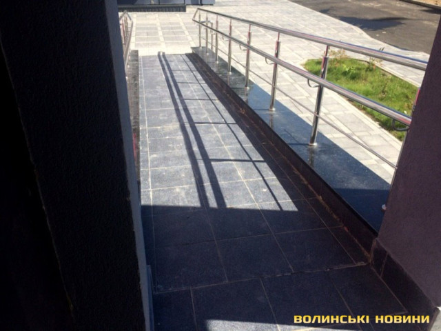 Біля входу - зручний пандус