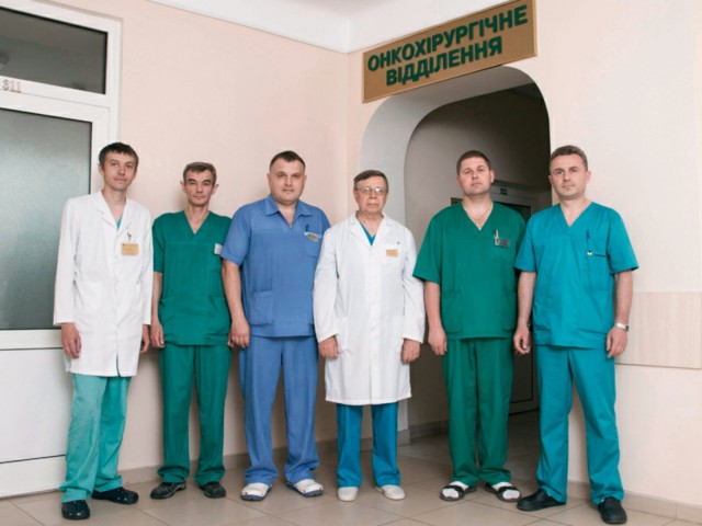 Анатолій Олександрович з колегами по відділенню