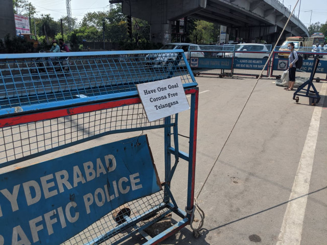 Блок-пост у місті. Напис: Ми маємо одну мету: звільнити Теленгану (штат) від корони. Сьогодні це девіз місцевої влади