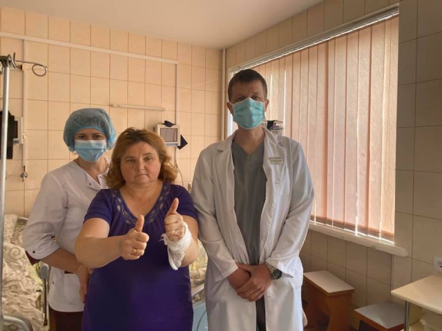 Пацієнтка зі своїми лікарями Галиною Романюк та Євгеном Вольгою