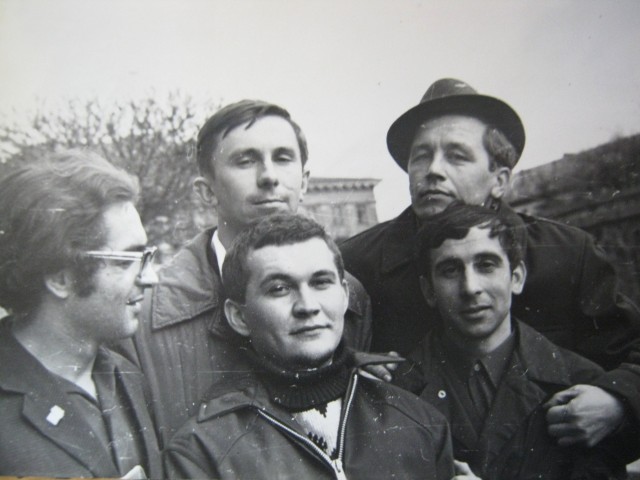 Сашко (крайній справа, без капелюха) у колі друзів: зокрема, з Віталієм Гнатюком, Іваном Чернецьким і Костем Шишком