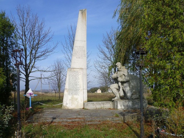 Монумент землякам. Фото Вячеслава Галєвського, Вікіпедія.