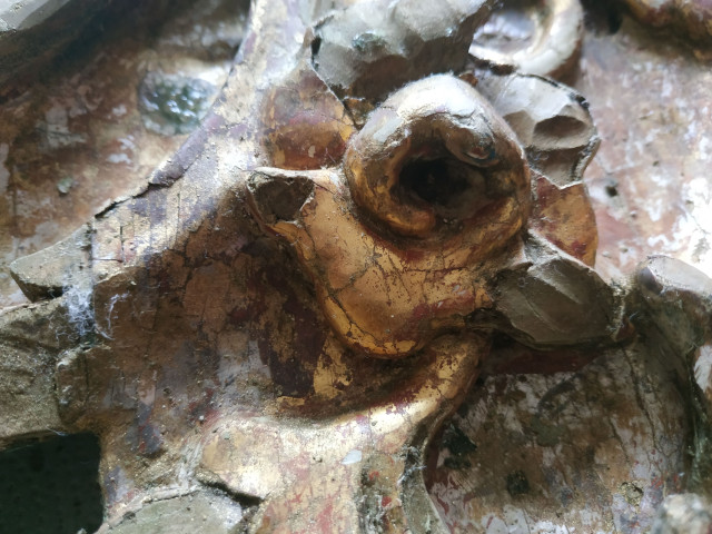 Унікальні царські врата, ґемплі та теодоліт: у Нововолинському історичному музеї показали топ-5 експонатів 8 Різьблення з дерева покриті сусальним золотом та сріблом