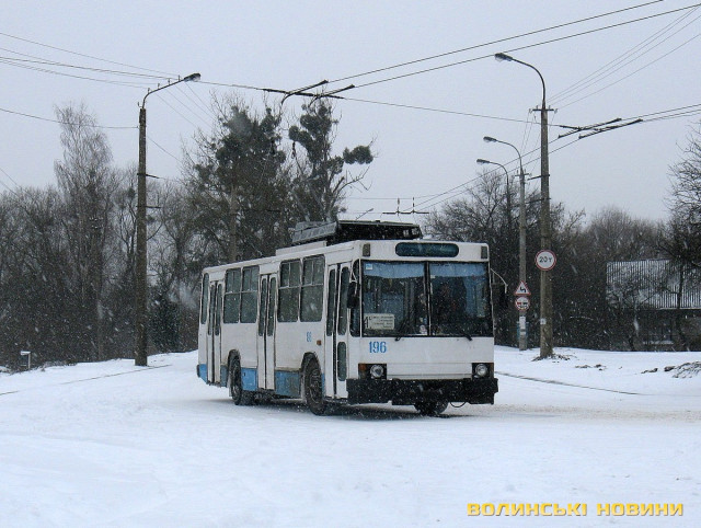 Білий 196 на засніжених вулицях Луцька