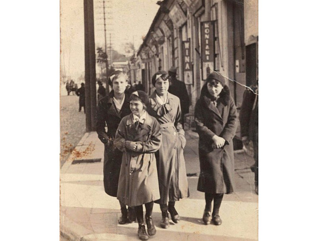 Йдуть біля рядів Гути Вайнрайх