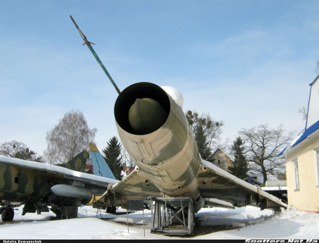 Авіаційні експонати Волинського регіонального музею Українського війська та військової техніки на вулиці Шопена