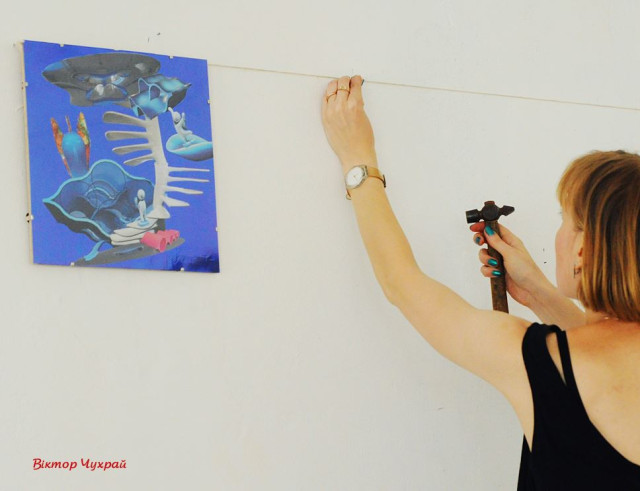 Авторка монтує роботу напередодні виставки