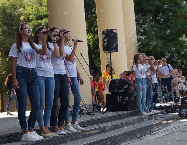 Співають вихованці Зразкового вокально-хорового колективу «Перлинка» під керівництвом Наталії Троцюк