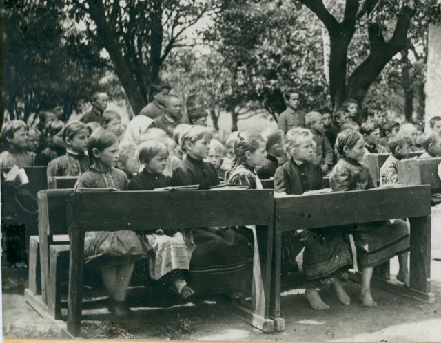 Учні української школи у Володимирі-Волинському, 1916 р.