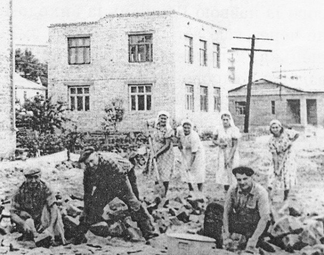 Брукарські роботи на нинішній вулиці Глушець у 1950-ті. Зображення з книги «Вулиці і майдани Луцька»