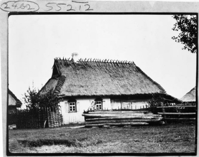 Будинок із солом’яним дахом та плетеним парканом
