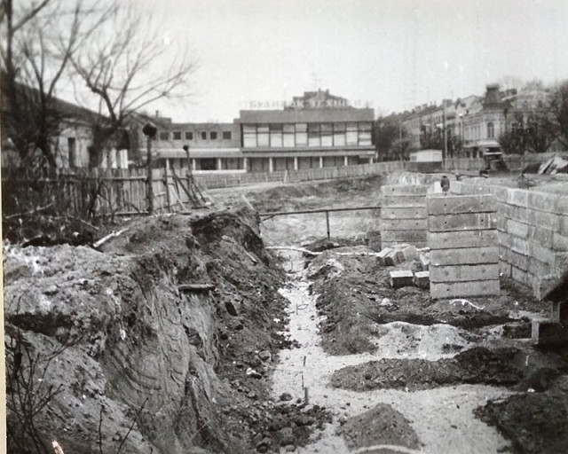 На місці знесених колишніх будинків Гути починається нове будівництво, кінець 1970-х