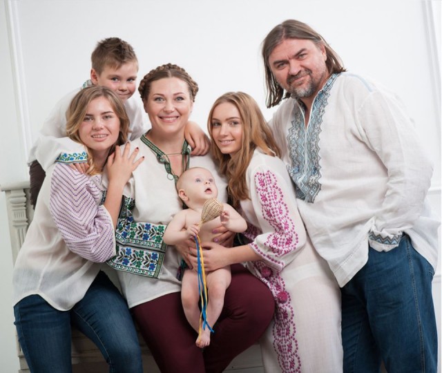 Режисер Олесь Санін з дружиною та дітьми