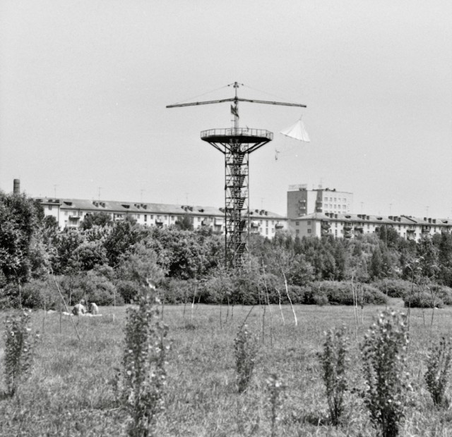 Парашутна вежа в парку навпроти Волинської обласної філармонії