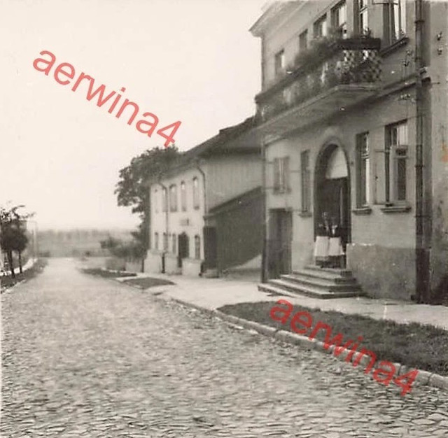 Рідна хата – останній будинок справа за готелем Савой