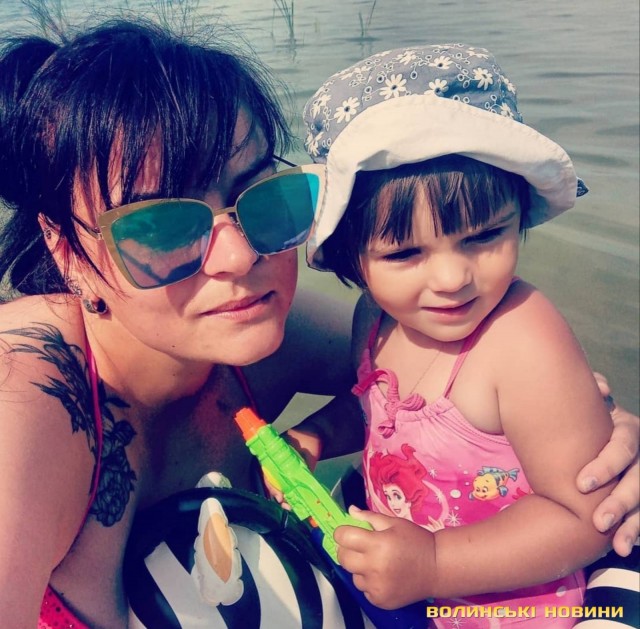 Олена з донькою під час відпочинку на озері Світязь, Волинська область. 2021 рік