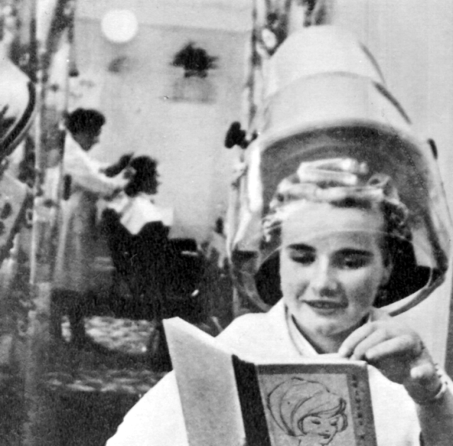 У сільському будинку побуту